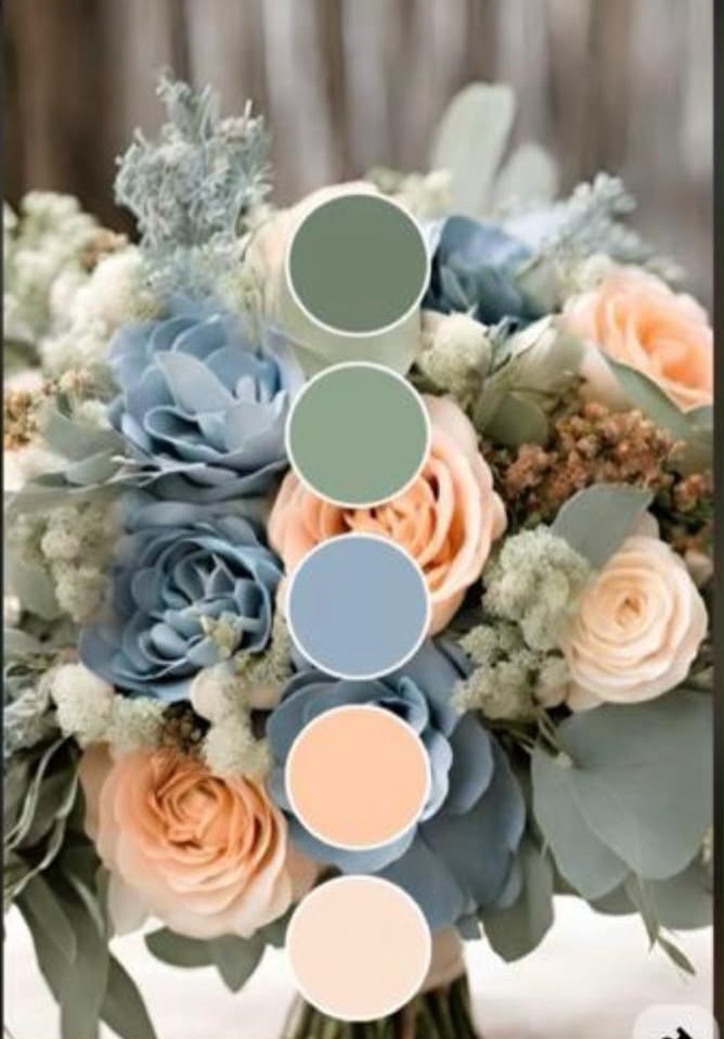 Ramo de flores con la paleta de colores de la boda: verde salvia, azul polvo y durazno