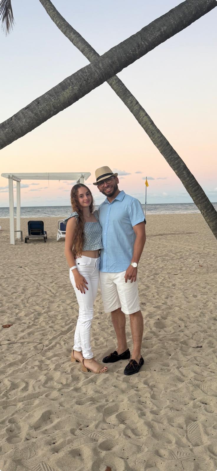 José Miguel y Amanda en la playa al atardecer
